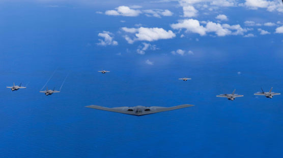 美 스텔스 핵 폭격기, 괌 상륙 영상 6년 만에 공개