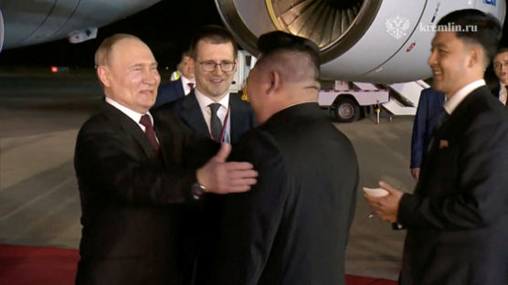 [속보] 러시아 푸틴 대통령, 북한 도착…김정은, 공항 영접
