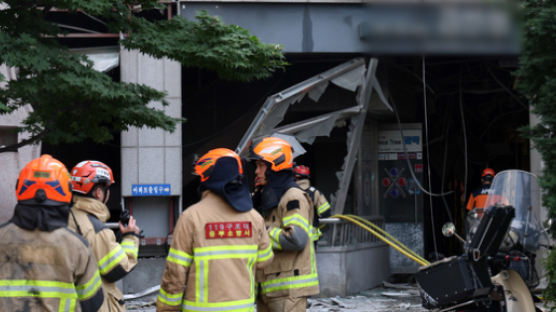 [사진] 목동 아파트 화재 진화 중 폭발…소방관 17명 부상
