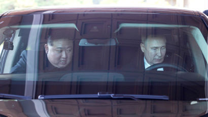 푸틴이 선물한 車 운전한 김정은…번호판엔 의미심장한 숫자