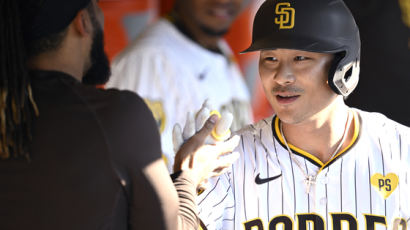 김하성, MLB 3년 연속 두 자릿수 홈런…추신수 이어 2번째