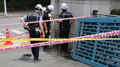 고교 철문 열다가, 70대 경비원 깔려 숨졌다…중처법 조사