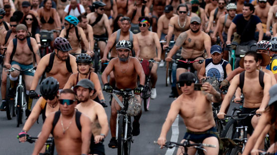 멕시코 모인 자전거 탄 수천 명, 나체로 도심 질주? 알고 보니