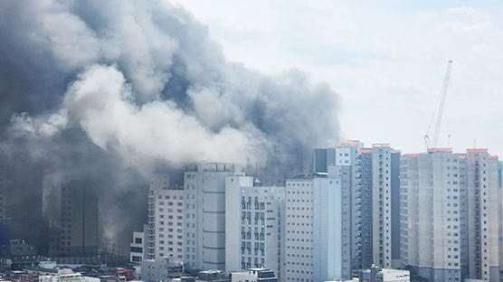 검은 연기 뒤덮였다…서울 이문동 아파트 건축현장 화재 