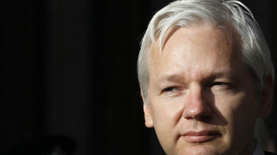NYT "위키리크스 어산지, 중범죄 인정 합의…자유의 몸 된다" 