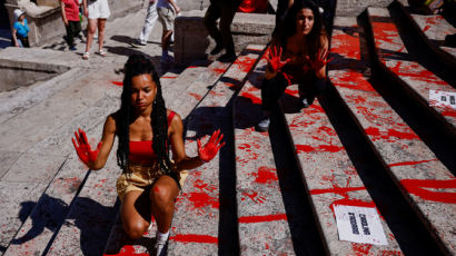 로마 '스페인 광장'에 붉은 페인트 쏟아부었다, 무슨 일 