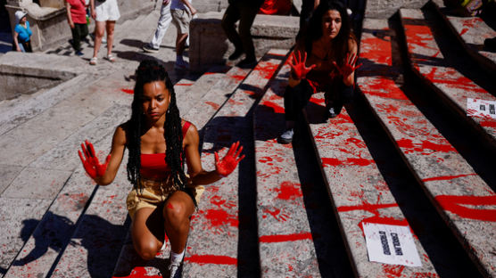로마 '스페인 광장'에 붉은 페인트 쏟아부었다, 무슨 일 