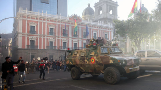 볼리비아군, 탱크로 대통령궁 진입…‘쿠데타 시도’ 3시간 만에 ‘회군’