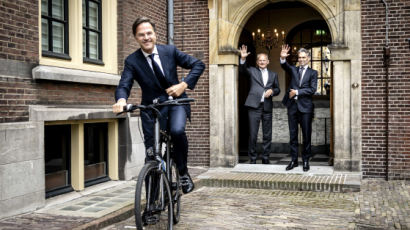 [사진] 자전거 타고 떠나는 네덜란드 전 총리