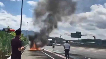 휴가 중 고속도로 차량 화재 진압한 소방대원들