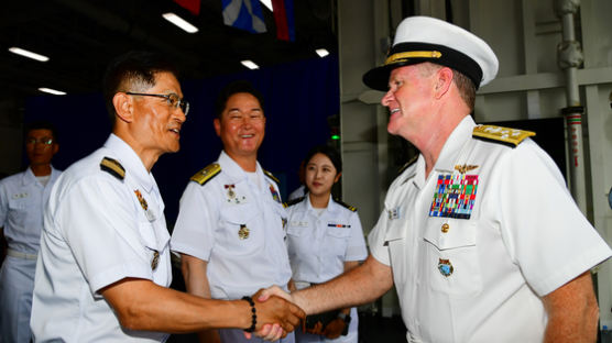 “한국 배 타보자” 미군 4성장군 네 명, 천자봉함 찾은 까닭은 