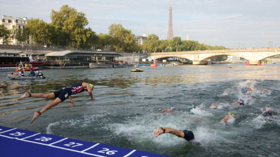 올림픽 코앞…파리 시장, 17일 ‘수질 논란’ 센강에 뛰어든다