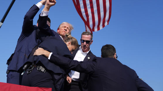오른쪽 뺨 타고 피가 흘렀다…연속 사진으로 본 트럼프 피격 순간