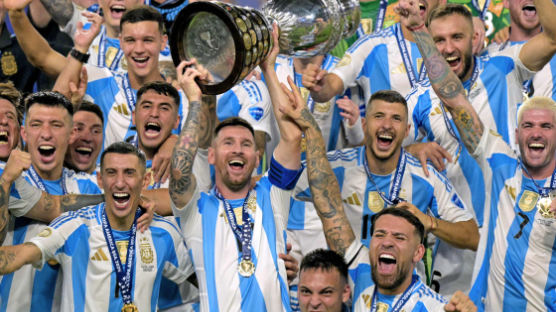 메시의 눈물이 환호로 바뀌었다…아르헨티나 코파 아메리카 2연패