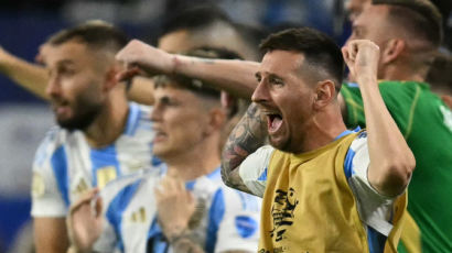 메시의 눈물이 환호로 바뀌었다…아르헨티나 코파 아메리카 2연패