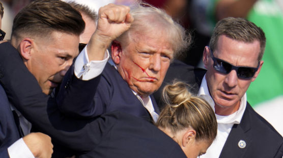 트럼프 이 사진, 美대선 흔들다…피격 이후 "당선 가능성 70%" 