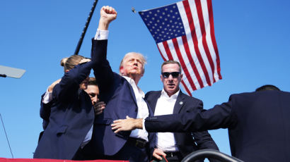 트럼프 이 사진, 美대선 흔들다…피격 이후 "당선 가능성 70%" 