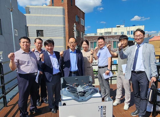 지난달 31일 대구 서구 평리1동 도심재생지구에서 '여성 안심귀가 디지털 순찰서비스’ 실증사업 관계자들이 기념촬영하고 있다. 사진 대구시