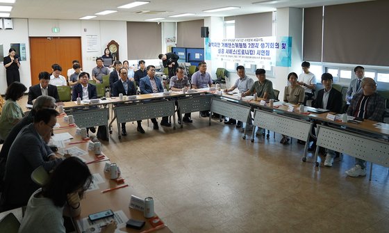 지난달 31일 대구 서구 평리1동 행정복지센터에서 '여성 안심귀가 디지털 순찰서비스’ 실증사업 관련 회의가 진행되고 있다. 사진 대구시