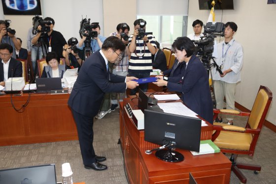 유상임 과학기술정보통신부 장관 후보자가 8일 오전 서울 여의도 국회 과학기술정보방송통신위원회 전체회의장에서 열린 인사청문회에서 최민희 위원장에게 선서문을 전달하고 있다.<BR> 뉴스1