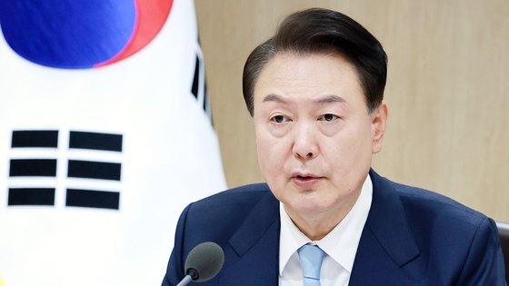 윤석열 대통령이 지난 3월 서울 용산 대통령실 청사에서 열린 국무회의에서 물망초 배지를 달고 참석해 발언하는 모습. 통일부는 지난 1월 납북자·억류자·국군포로의 안전한 송환을 기원하고 이들 가족의 아픔을 널리 알리고자 '나를 잊지 말아요'라는 꽃말을 가진 물망초를 모티브로 한 상징물을 제작했다. 연합뉴스