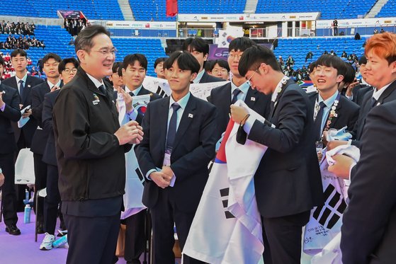 프랑스 국제기능올림픽 참관부터 체코 순방 준비까지…재계 총수들, 연휴에도 분주