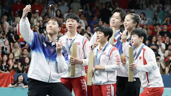 '신유빈과 셀카' 北선수들, 수용소 안 갔다…TV 속 깜짝 근황