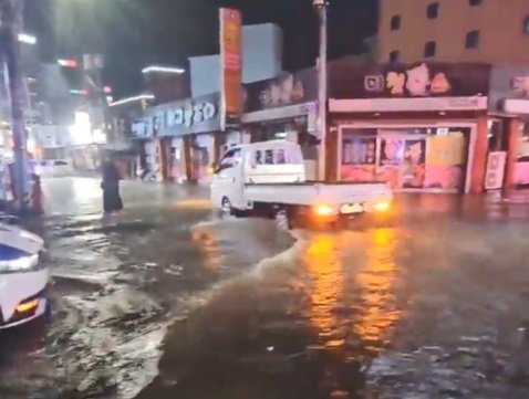  호우경보가 발령된 충남 서산에 지난 20일부터 21일 오전 5시까지 249㎜의 물 폭탄이 쏟아진 가운데 서산시 읍내동 저지대 도로가 물에 잠겨 있다. 연합뉴스