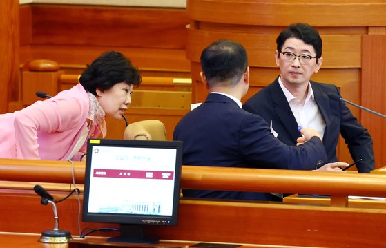 "이재명 재판 생중계하라"…野와 법리로 조목조목 싸우는 주진우