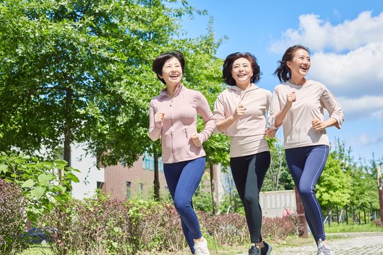 "저러니 안 늙지"…이 가을 도파민·엔도르핀 완충법 [건강한 가족]