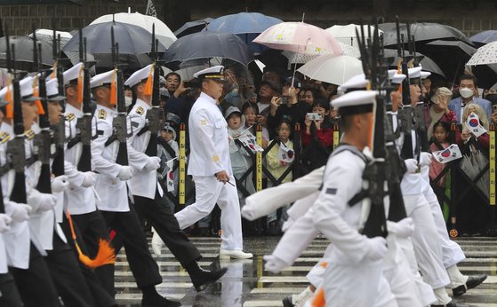 천하람 "국군의날 병정놀이" 비판에… 軍 "장병 위용 격려해달라"