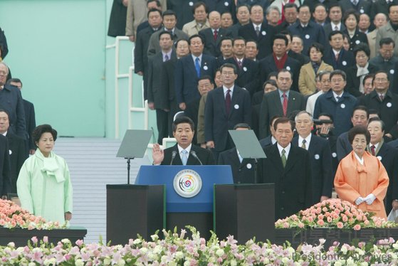 노무현 청와대 386 장악했다…“세상 바뀌었다” 비주류 진군