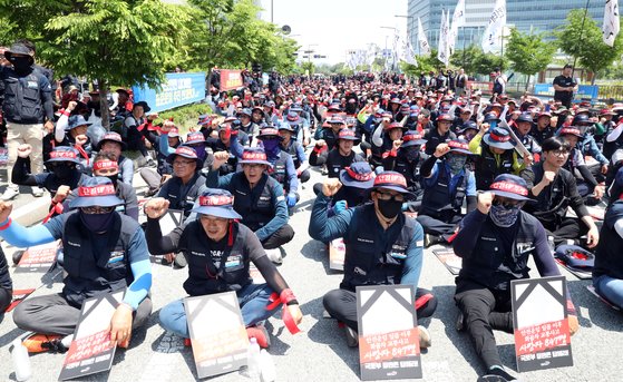 윤활유 바른 방진복 입고 농성한 화물연대…"시위 근로자 생존권만 중하냐" 판사의 일침