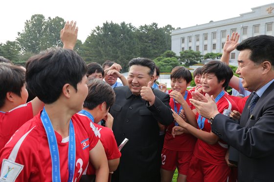 "온 나라 경사" 김정은, U-20 우승 여자축구팀 만나 엄지 척