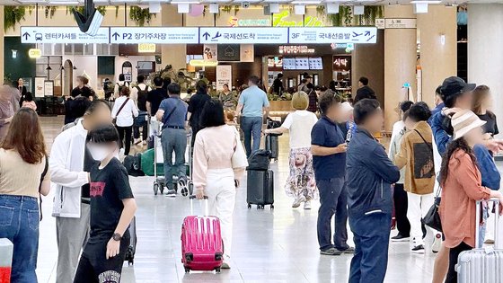 징검다리 연휴, 제주는 북새통...항공권 구하기 하늘의 별따기