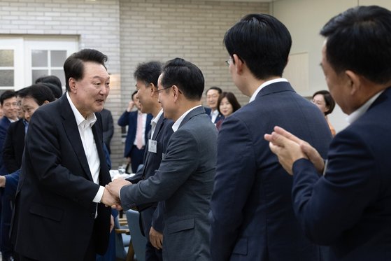 尹 용산 만찬서 “일당백 각오로 해달라” 한동훈 언급 없었다