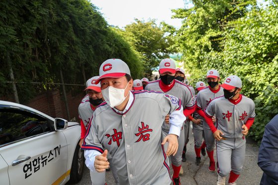 "우리 안세영" 편들고, "축협 잘못된 관행" 지적한 尹의 '스포츠 정치'