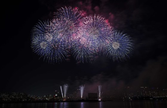 한미일 '불꽃 동맹'…서울 밤하늘 수놓은 축제, 107만명 몰렸다 [포토]