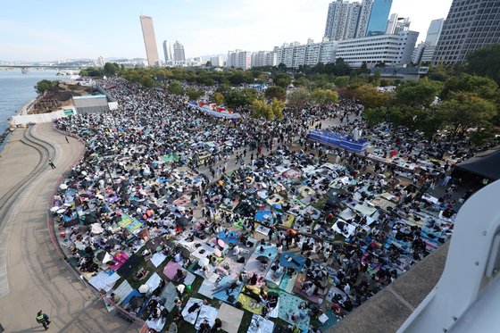 [서울=뉴시스] 김명년 기자 = 5일 오후 서울 영등포구 여의도한강공원 일대가 '2024 서울세계불꽃축제'를 찾은 관람객들로 붐비고 있다. 2024.10.05. kmn@newsis.com