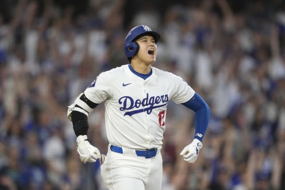 MLB 첫 가을야구 나선 오타니, 3점포로 신고식