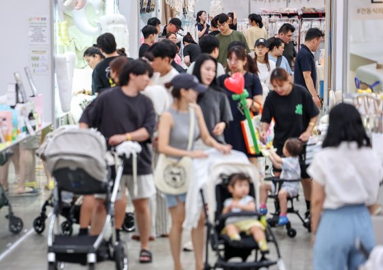 “자녀 있어야” 국민 반년새 크게 늘어…미혼남녀 결혼 의향도 ↑