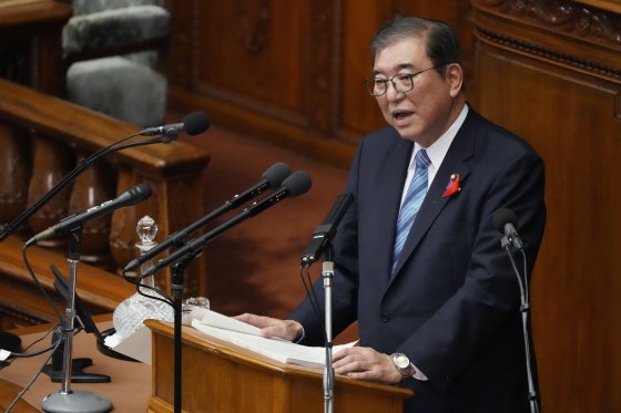 日 이시바, 야스쿠니 신사에 공물 봉납…기시다 행보 따르나