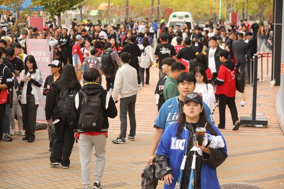 야구 티켓 45만원까지 뛰었다…이 플랫폼, 암표인가 거래인가