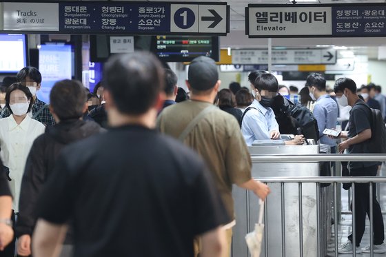 [단독] 서울지하철역 95%가 '초미세 나쁨'…그 뒤엔 공사비리