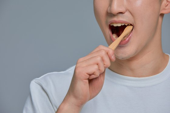 '분노의 양치질'이 불렀다…웃을 때 뻥 뚫린 '검은 삼각형' 정체