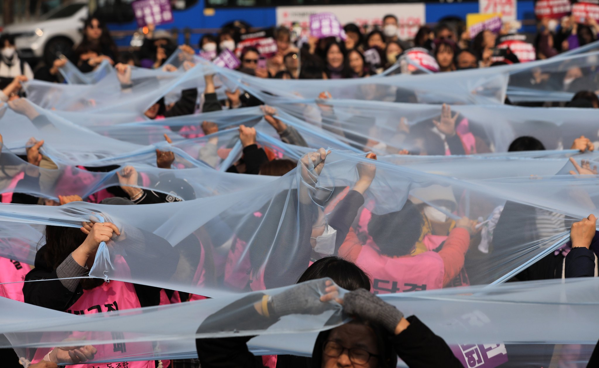 "여성 많은 기업일수록 女관리자 승진·임금 되레 하락"…서비스업 '유리천장' 뚜렷