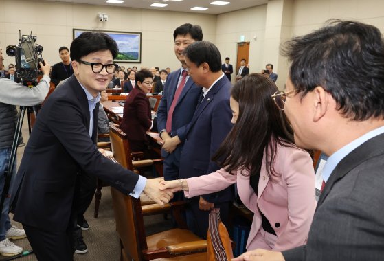 “대표가 원내도 총괄” 보란듯 국감장 돈 한동훈…친윤 “독선이자 독단” 부글