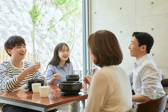 건강 지표를 관리하려면 외식할 때도 좀 더 건강하게 먹을 수 있는 방법을 익혀 실천하는 게 좋다. [출처: GettyImagesBank]