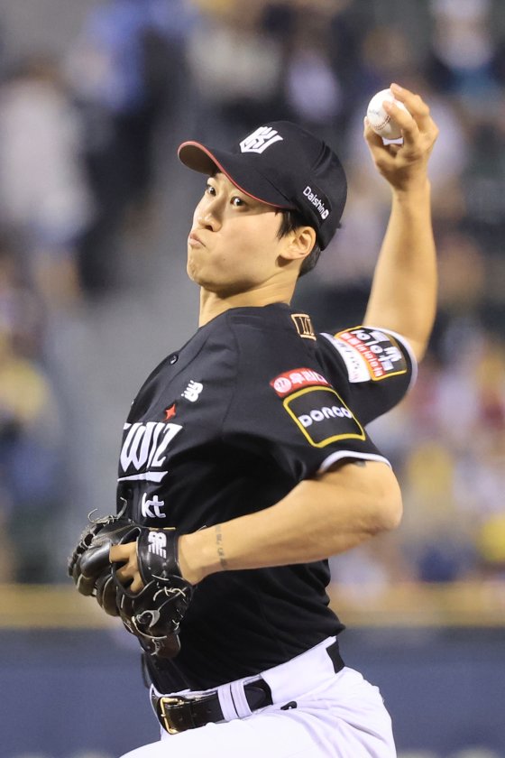 KT Wiz pitcher Eom Sang-baek. Yonhap News