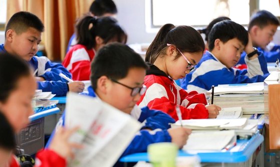 과외선생님을 가정부로 위장? 中 ‘사교육 금지’ 3년 후 현실